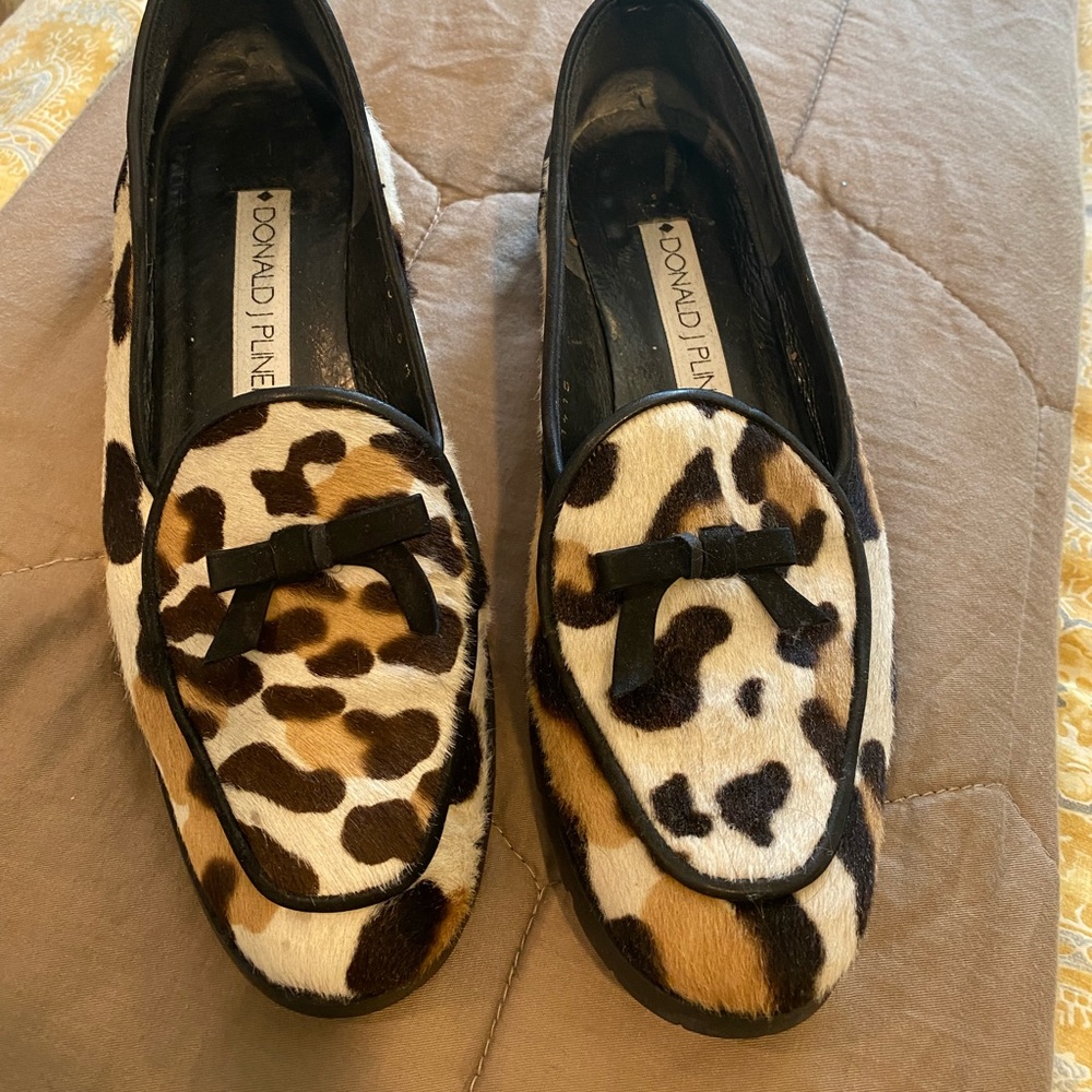 DONALD J. PLINER. Size 8 Loafer. Cheetah